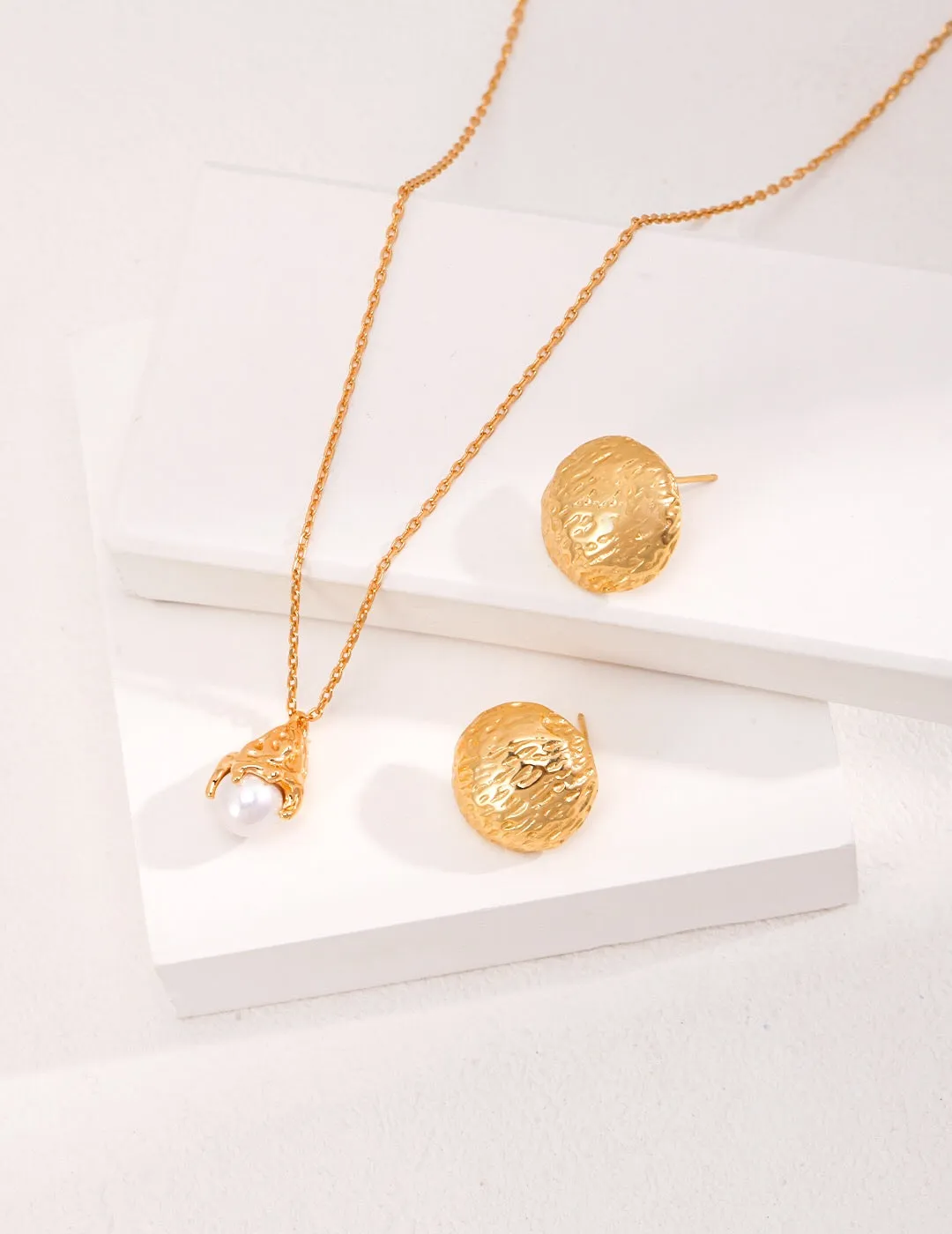 Minimalist Lustrous Pearl Necklace