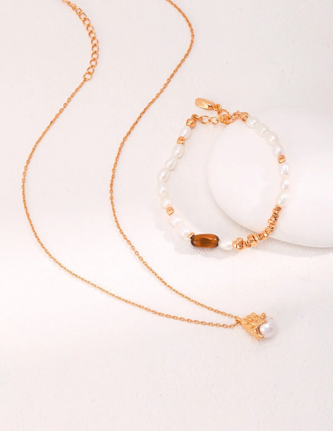 Minimalist Lustrous Pearl Necklace